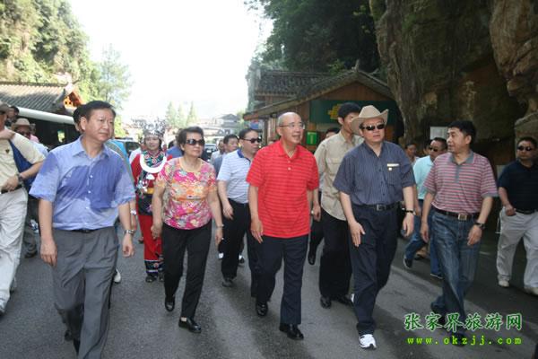 張家界市委書記胡伯?。ㄗ笠唬┡阃瑖?guó)民黨主席吳伯雄（正中）前往梯瑪神歌劇場(chǎng)